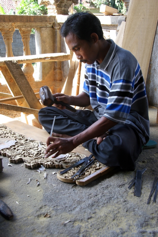 Carpenter, Bali Tirtagangga Indonesia 1.jpg - Indonesia Bali Tirtagangga. Carpenter